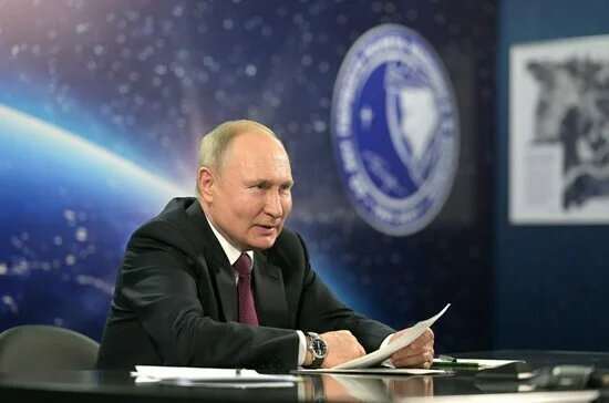 Путин предложил увеличить зарплату космонавтам