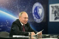 Путин предложил увеличить зарплату космонавтам