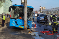 В центре Москвы автобус врезался в мачту освещения