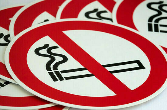 Россияне стали меньше курить, сообщили в Минздраве 