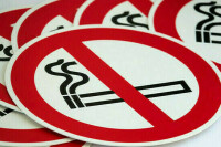 Россияне стали меньше курить, сообщили в Минздраве 