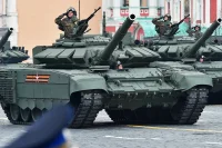 В состав механизированной колонны включено более 190 образцов военной техники, среди них танки Т-34,Т-72Б3М, Т-80 БВМ, Т-90М «Прорыв» и Т-14«Армата». Фото: Игорь Самохвалов / ПГ