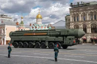 Также у стен Кремля пройдут оперативно-тактический ракетный комплекс «Искандер-М», реактивная система залпового огня «Торнадо-С», самоходная гаубица МСТА-С, межвидовой артиллерийский комплекс «Коалиция-СВ», зенитные ракетные комплексы средней и малой дальности «Бук-М3» и «Тор-М2», зенитный ракетно-пушечный комплекс «Панцирь-С» и зенитная ракетная система «С-400». Фото: Тимур Ханов / ПГ