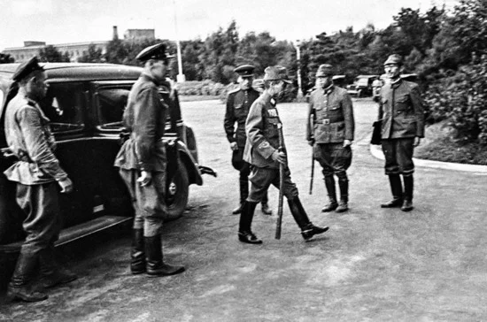 2 сентября 1945 г. Японские генералы направляются на переговоры
о капитуляции в штаб 2-го Дальневосточного фронта. Фото: РИА НОВОСТИ