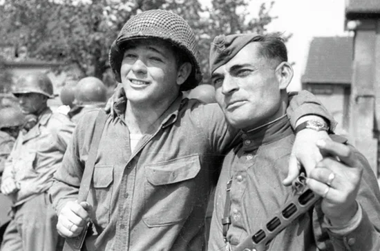 24 апреля 1945 г. Красноармеец Иван Нумладзе и рядовой американской армии Байрон Шивер. Фото: РИА НОВОСТИ
