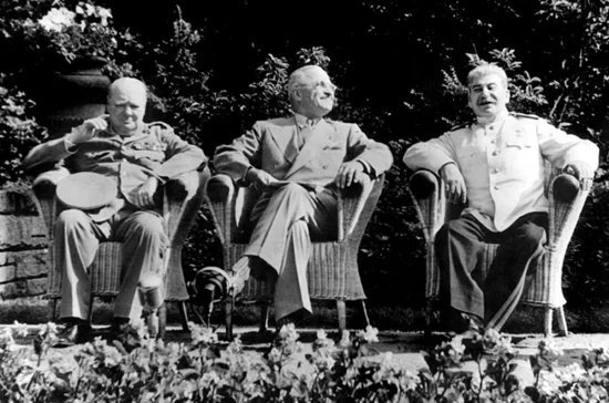 17 июля 1945 г. На Потсдамской конференции во дворце Цецилиенхоф. Слева направо: премьер-министр Великобритании Уинстон Черчилль, президент США Гарри Трумэн
и Иосиф Сталин. Фото PHOTAS/Interfoto/ТАСС