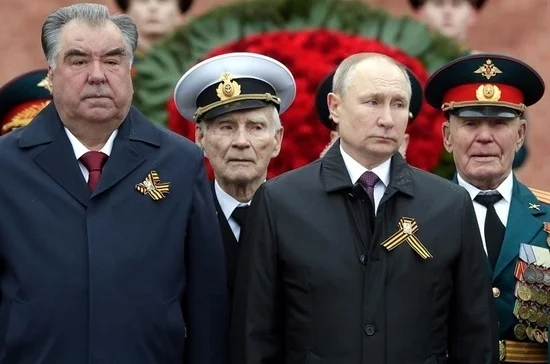 Путин возложил венок к Могиле Неизвестного Солдата