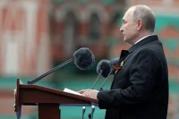 На главной трибуне заняли места президент России Владимир Путин, президент Таджикистана Эмомали Рахмон, премьер-министр РФ Михаил Мишустин, председатель Совета Федерации Валентина Матвиенко, председатель Государственной думы Вячеслав Володин и другие политические деятели. Фото: ПРЕСС-СЛУЖБА СОВЕТА ФЕДЕРАЦИИ