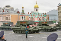 Также у стен Кремля прошли оперативно-тактический ракетный комплекс «Искандер-М», реактивная система залпового огня «Торнадо-С», самоходная гаубица МСТА-С, межвидовой артиллерийский комплекс «Коалиция-СВ», зенитные ракетные комплексы средней и малой дальности «Бук-М3» и «Тор-М2», зенитный ракетно-пушечный комплекс «Панцирь-С» и зенитная ракетная система «С-400». Фото: Тимур Ханов/ПГ