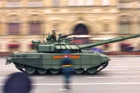 Среди них танки Т-34, которые проехали по Красной площади первыми, Т-72Б3М, Т-80 БВМ, Т-90М «Прорыв» и Т-14«Армата». Фото: Тимур Ханов/ПГ