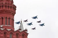 Пилотажные группы «Русские Витязи» и «Стрижи» на самолётах Су-30СМ и МиГ-29 продемонстрировали над Кремлем знаменитый «Кубинский бриллиант» – построение в виде ромба. Фото: Тимур Ханов/ПГ