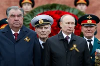 Президент Таджикистана Эмомали Рахмон и президент России Владимир Путин с ветеранами на церемонии возложения цветов к Могиле Неизвестного Солдата в Александровском саду в 76-ю годовщину Победы в Великой Отечественной войне. Фото: ТАСС/Михаил Метцель