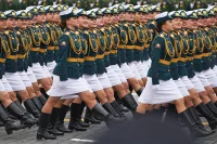В числе парадных расчетов по Красной площади прошли представительницы Военного университета, Военной академии связи, филиала Военной академии материально-технического обеспечения, Военно-космической академии и Военной академии Воздушно-космической обороны. Фото: Тимур Ханов/ПГ
