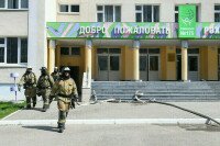 При нападении на школу в Казани ранили двоих её сотрудников