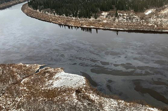 Власти Коми ввели режим ЧС из-за разлива нефти в реке
