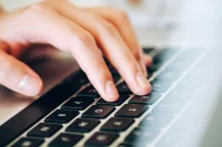 Минцифры разработало критерии отнесения информации в Интернете к соцрекламе