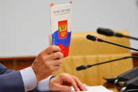 Россиянам будут вручать Конституцию при получении первого паспорта