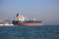 Дрейфующий танкер парализовал движение по Босфору