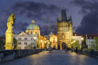 Первая группа российских дипломатов покинула Прагу