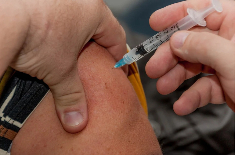 Бесплатные прививки могут разрешить в частных клиниках