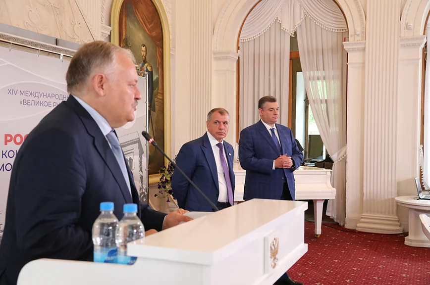 Константин Затулин, Владимир Константинов (глава Госсовета Крыма), Леонид Слуцкий (слева направо).
