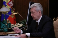 В Москве не планируют ужесточать противоэпидемические меры, заявил Собянин