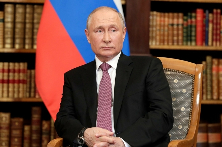 США поддерживают работающие на сдерживание России организации, считает Путин