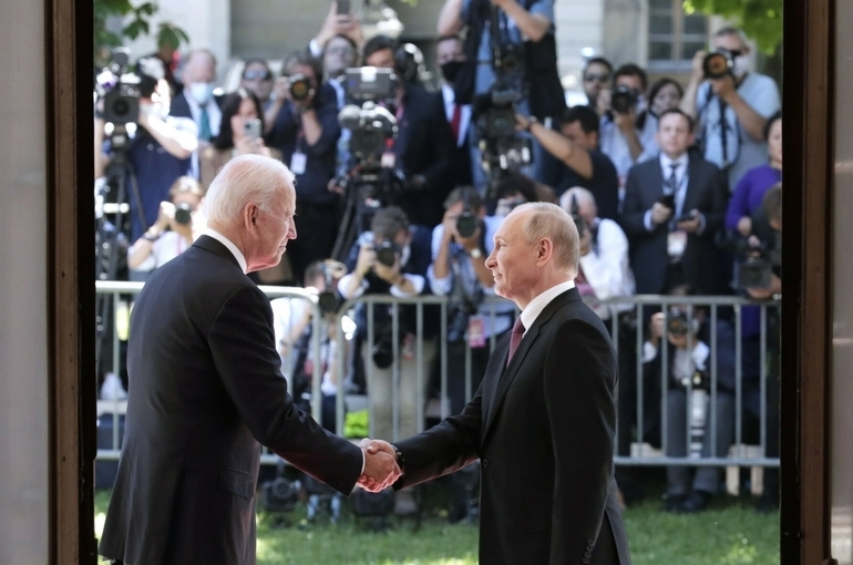Эксперт оценила значение встречи Путина и Байдена для Сербии