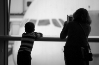 Законным представителям хотят дать право ограничивать выезд детей за границу
