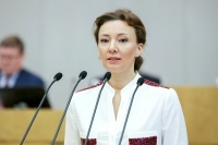 Кузнецова предложила выплачивать «декретные» бабушкам и дедушкам