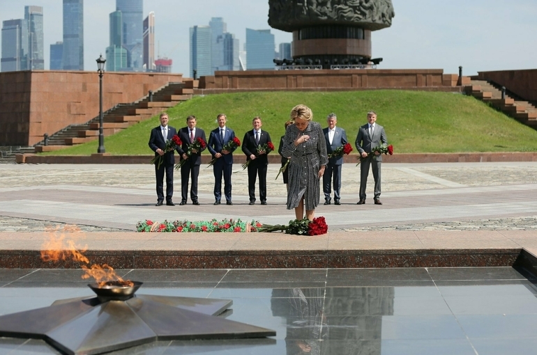Матвиенко почтила память героев Великой Отечественной войны
