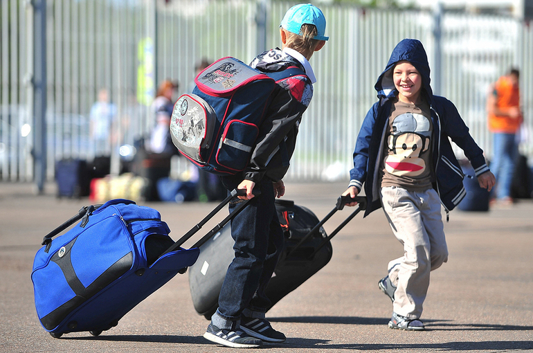 Для выезда ребёнка за пределы России потребуется согласие только одного из родителей