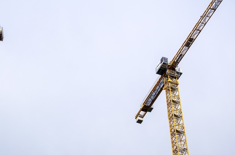 Башенный кран упал в строящемся в Подмосковье жилом комплексе