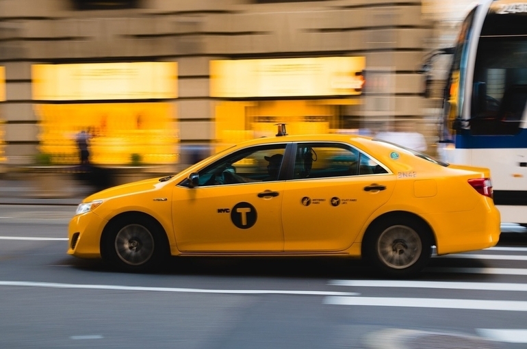 Эксперт оценил предложение ГИБДД ограничить доступ неопытных таксистов к агрегаторам 