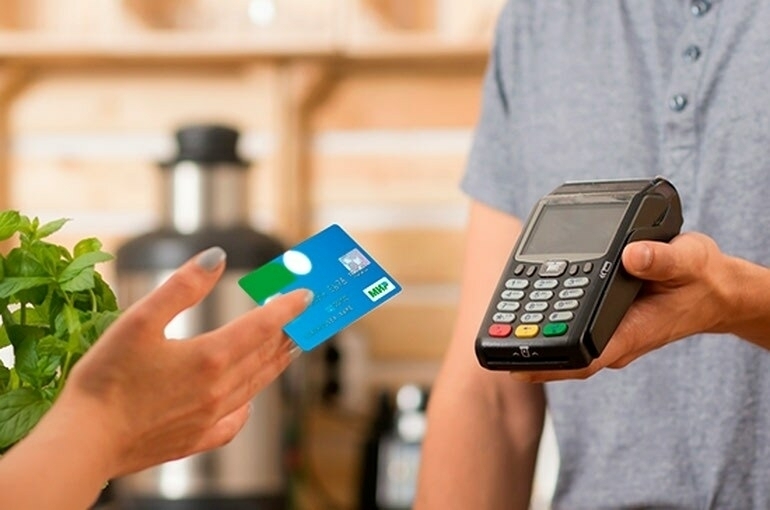 Расплатиться картой можно будет даже в небольших торговых точках