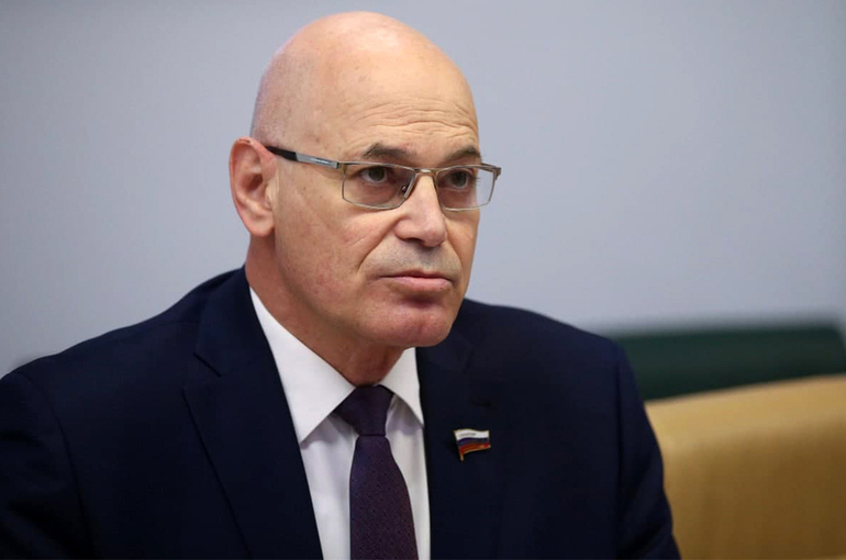 Круглый: ситуация с COVID-19 в России не требует отмены смен в детских лагерях