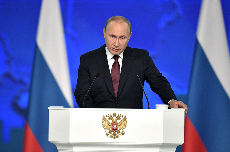 Путин поручил защитить минимальный доход должников от списания