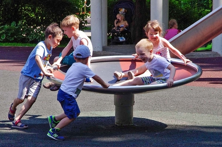 Москвичам разрешили посещать зоопарки и детские площадки