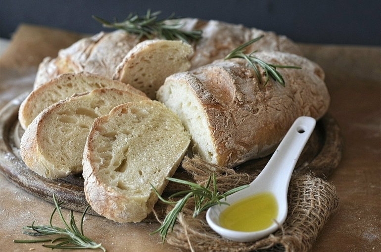 Диетологи перечислили продукты, которые ведут к ожирению 