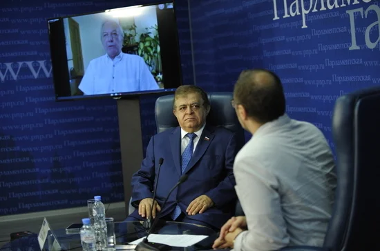 Михаил Таратута (на экране) и Владимир Джабаров.