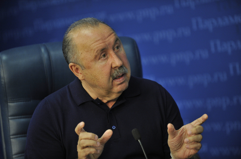 Необходимо менять эмоциональный настрой сборной России по футболу, считает Газзаев 