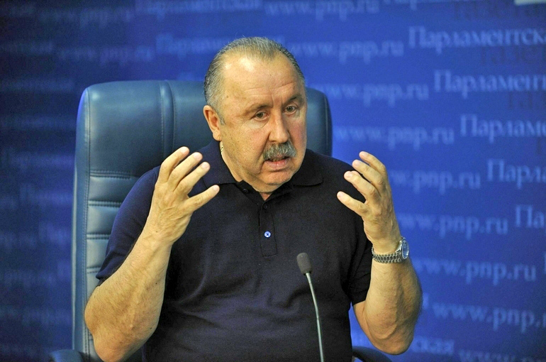 Газзаев: во главе национальной сборной по футболу должен быть только российский тренер