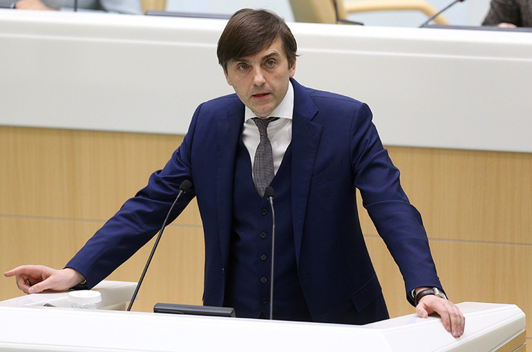 Кравцов допустил перевод на удалёнку школьников, родители которых уехали в отпуск