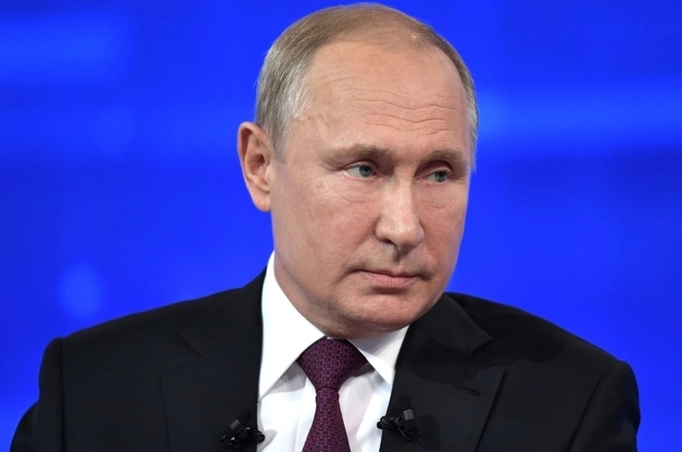 Путин принял участие в спуске на воду супертраулера в Петербурге