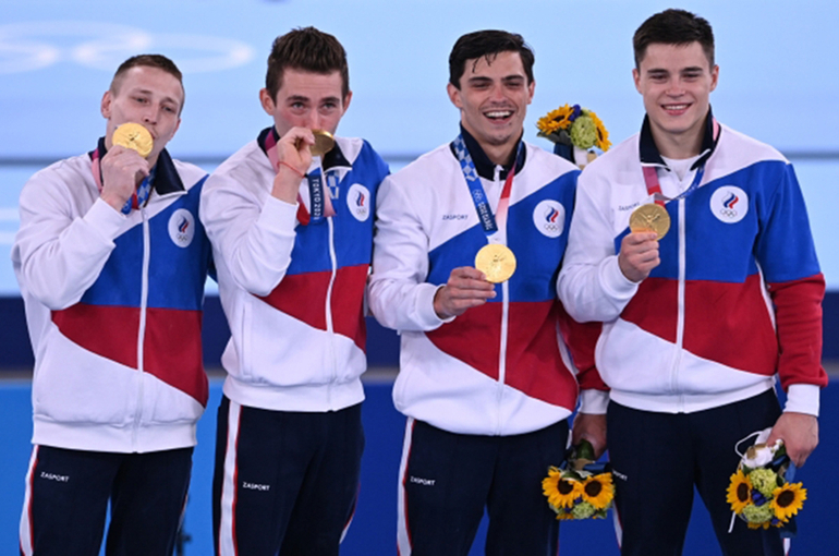 Российские гимнасты выиграли золото в командном многоборье на Олимпиаде в Токио