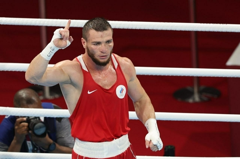 Российский боксер Хатаев выиграл бронзу Игр в Токио