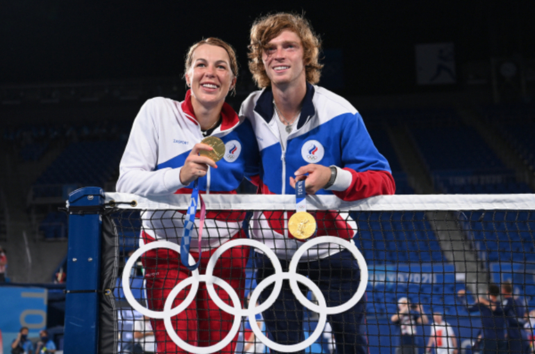 Теннисисты Павлюченкова и Рублёв завоевали золото на Играх в Токио