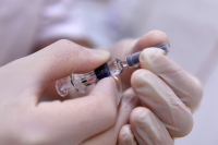 Аллергические реакции на вакцины от коронавируса развиваются редко, заявили врачи
