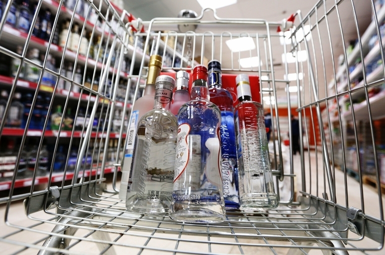 В Госдуме готовы запретить продавать водку покупателям младше 21 года