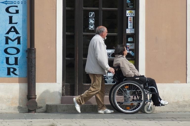 Инвалидов хотят защитить от мошенников с помощью «второй руки»